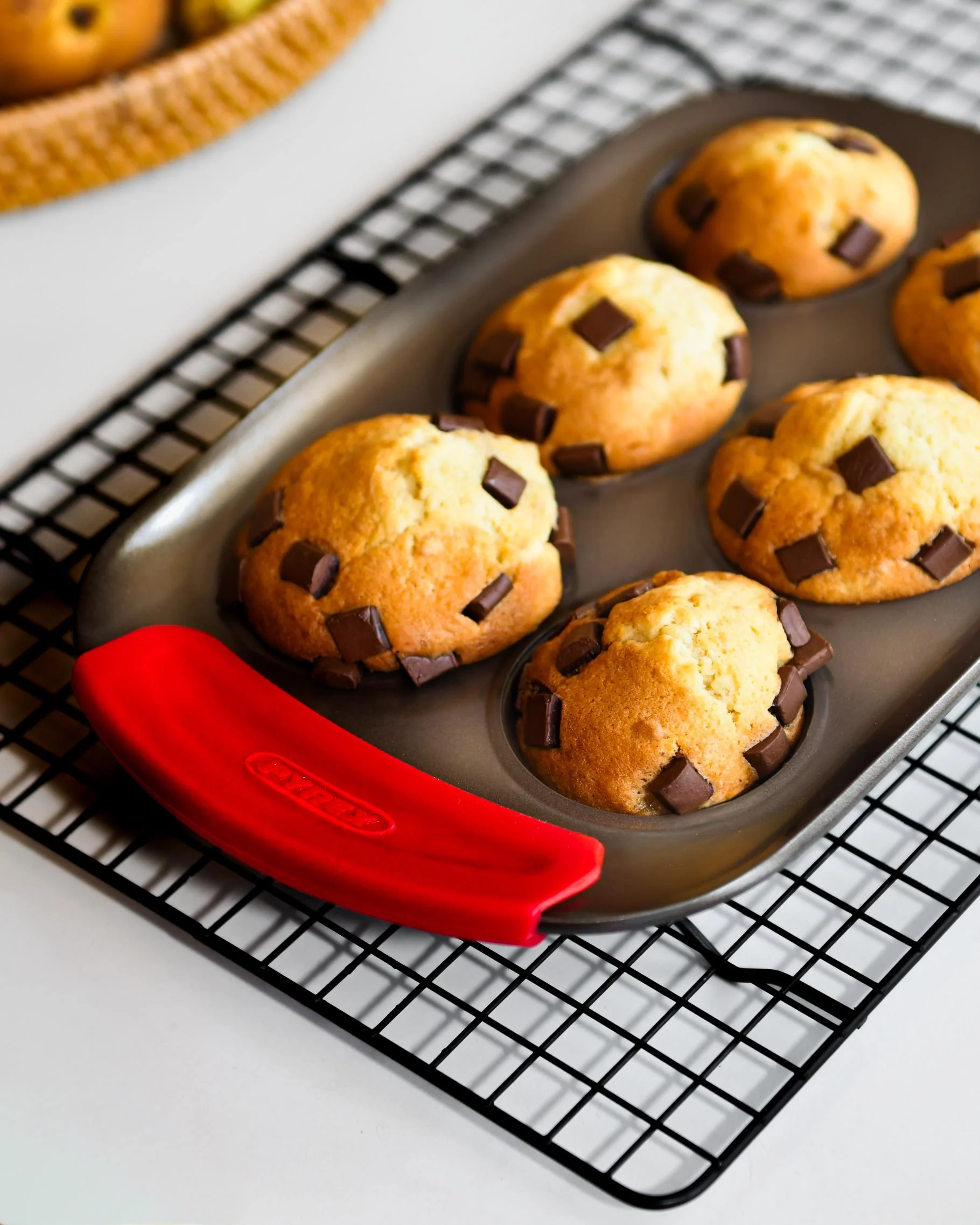 asimetriA - Moule à muffins en métal avec prise en main facile - Image 4