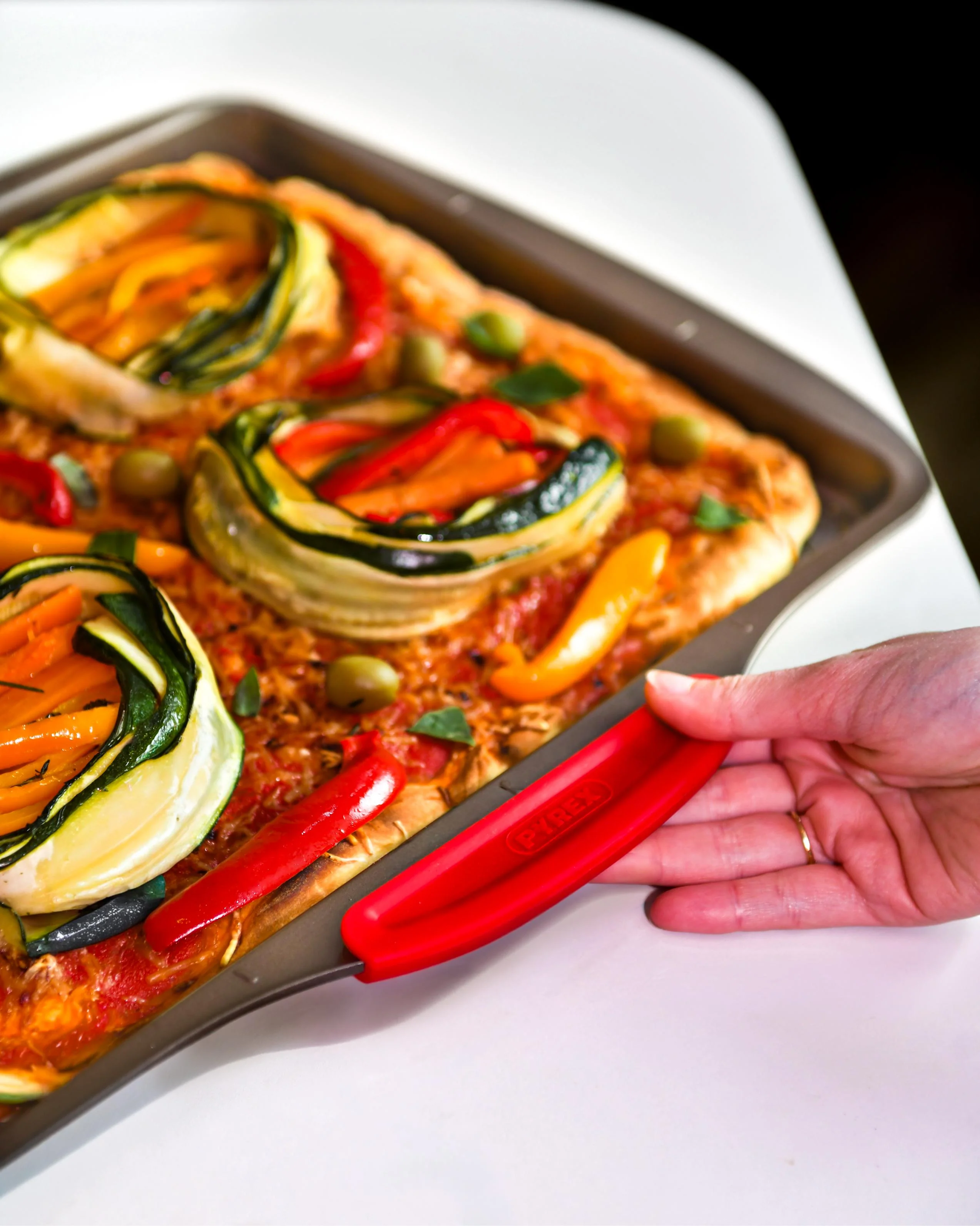 asimetriA - Plaque à pizza en métal avec prise en main facile - différentes tailles & formes - Image 11