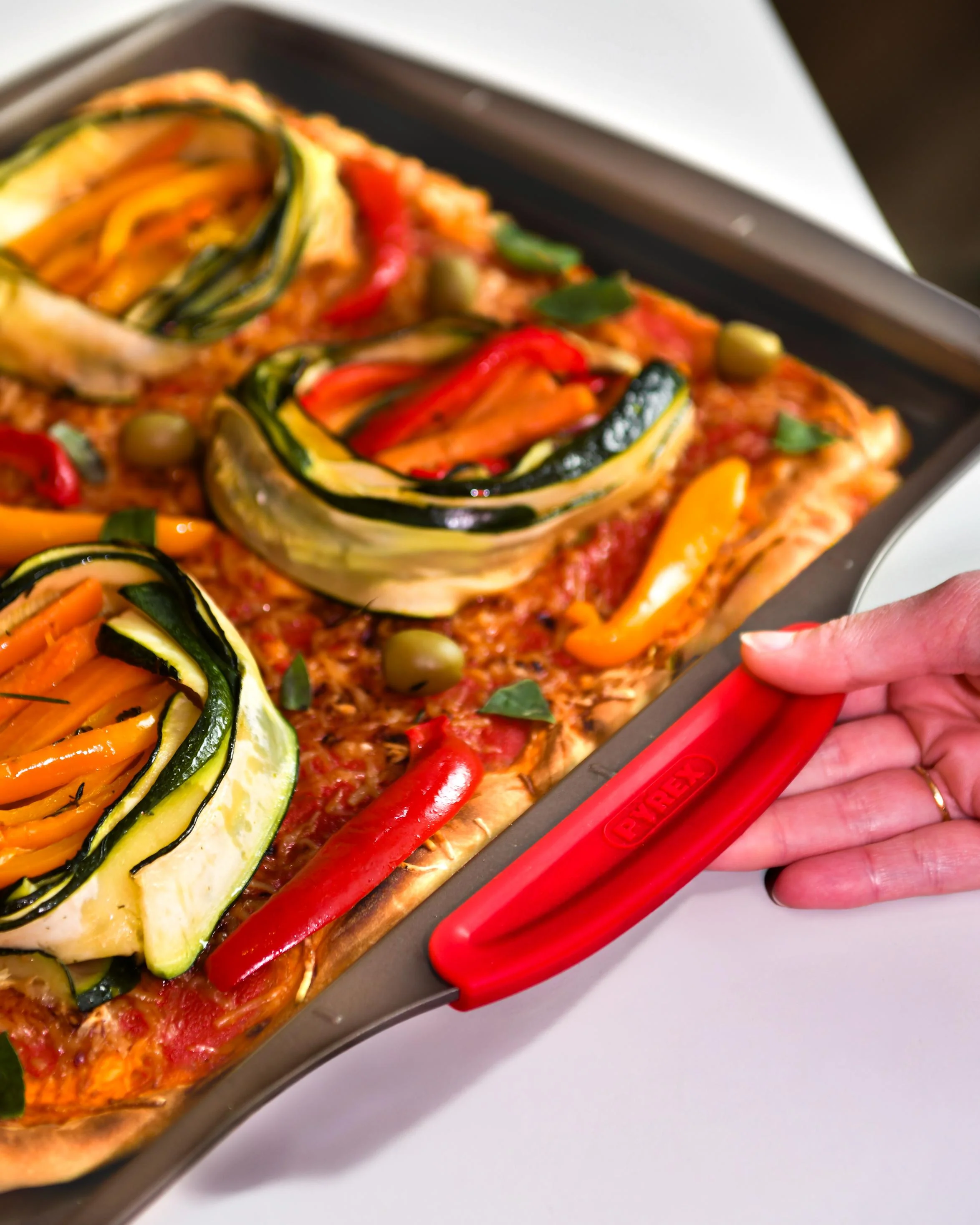 asimetriA - Plaque à pizza en métal avec prise en main facile - différentes tailles & formes - Image 12