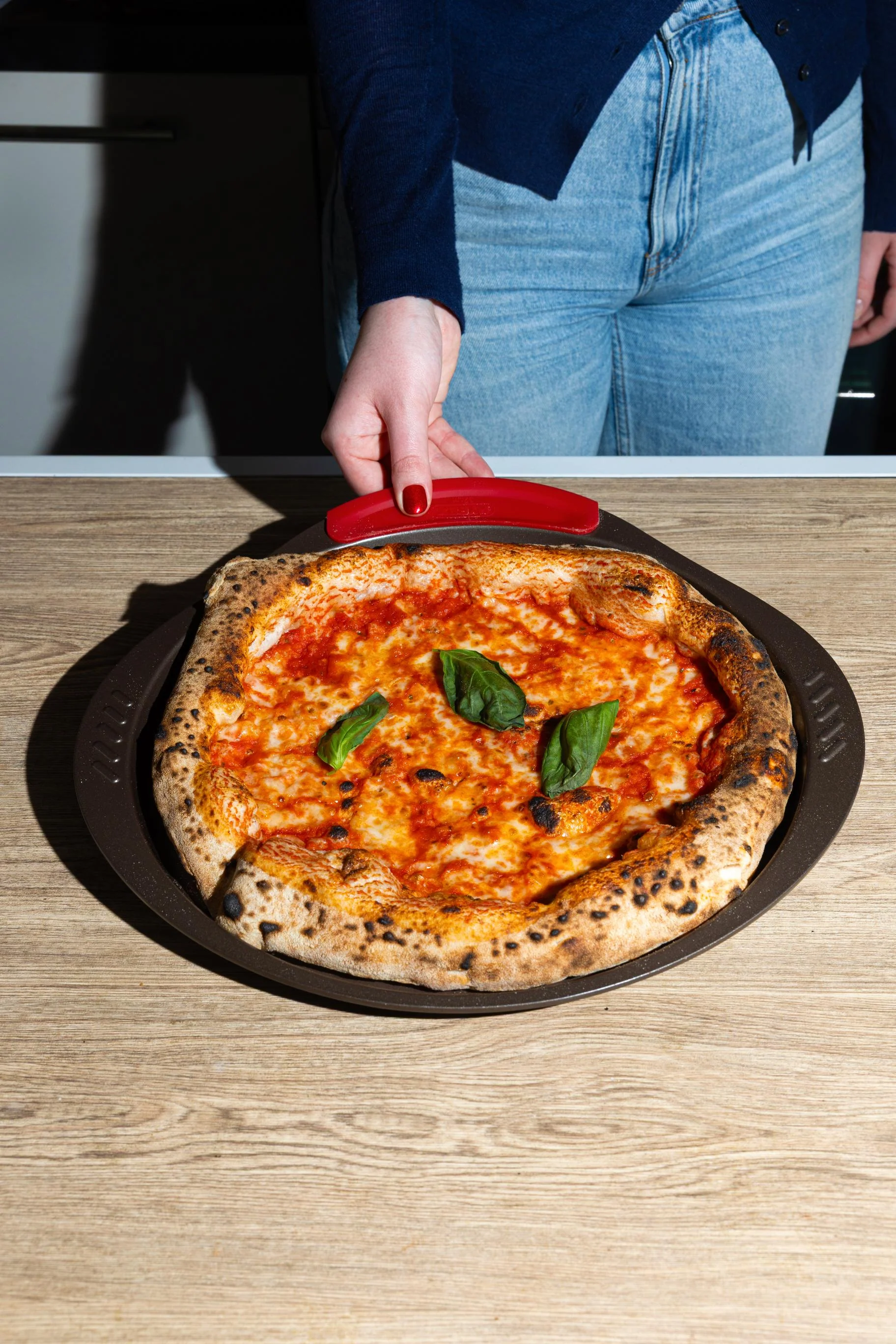 asimetriA - Plaque à pizza en métal avec prise en main facile - différentes tailles & formes - Image 4