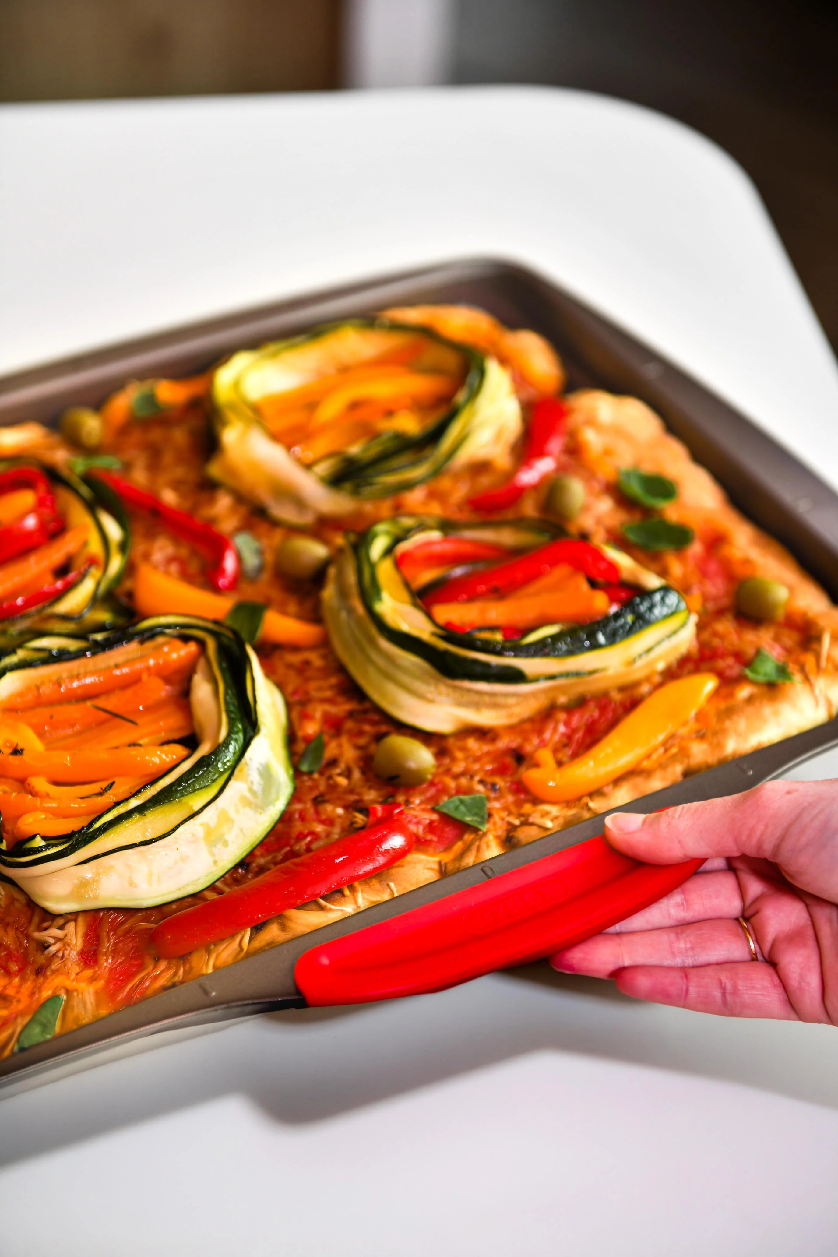 asimetriA - Plaque à pizza en métal avec prise en main facile - différentes tailles & formes - Image 9