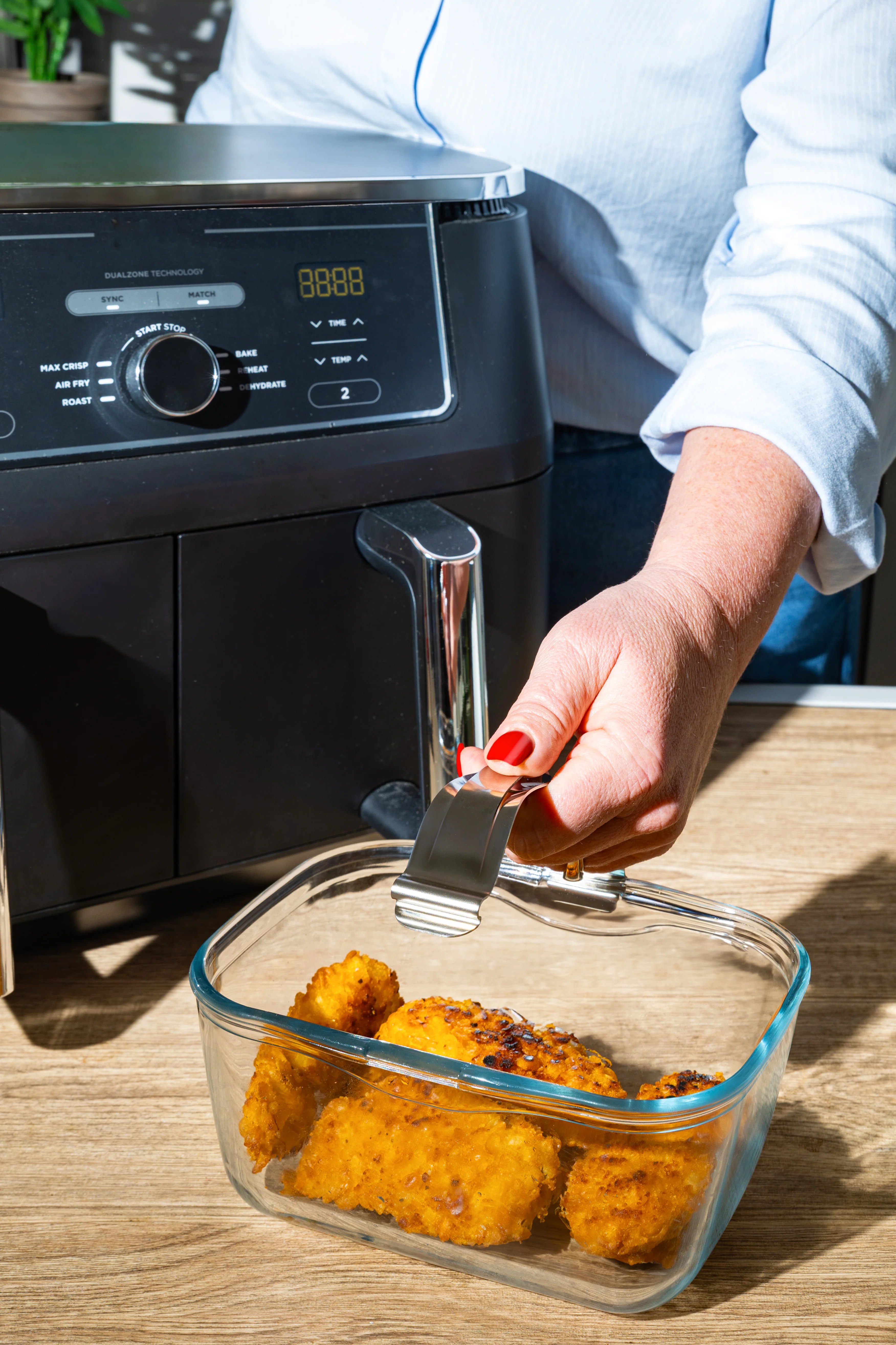 Plat air fryer en verre avec poignée amovible - Image 3