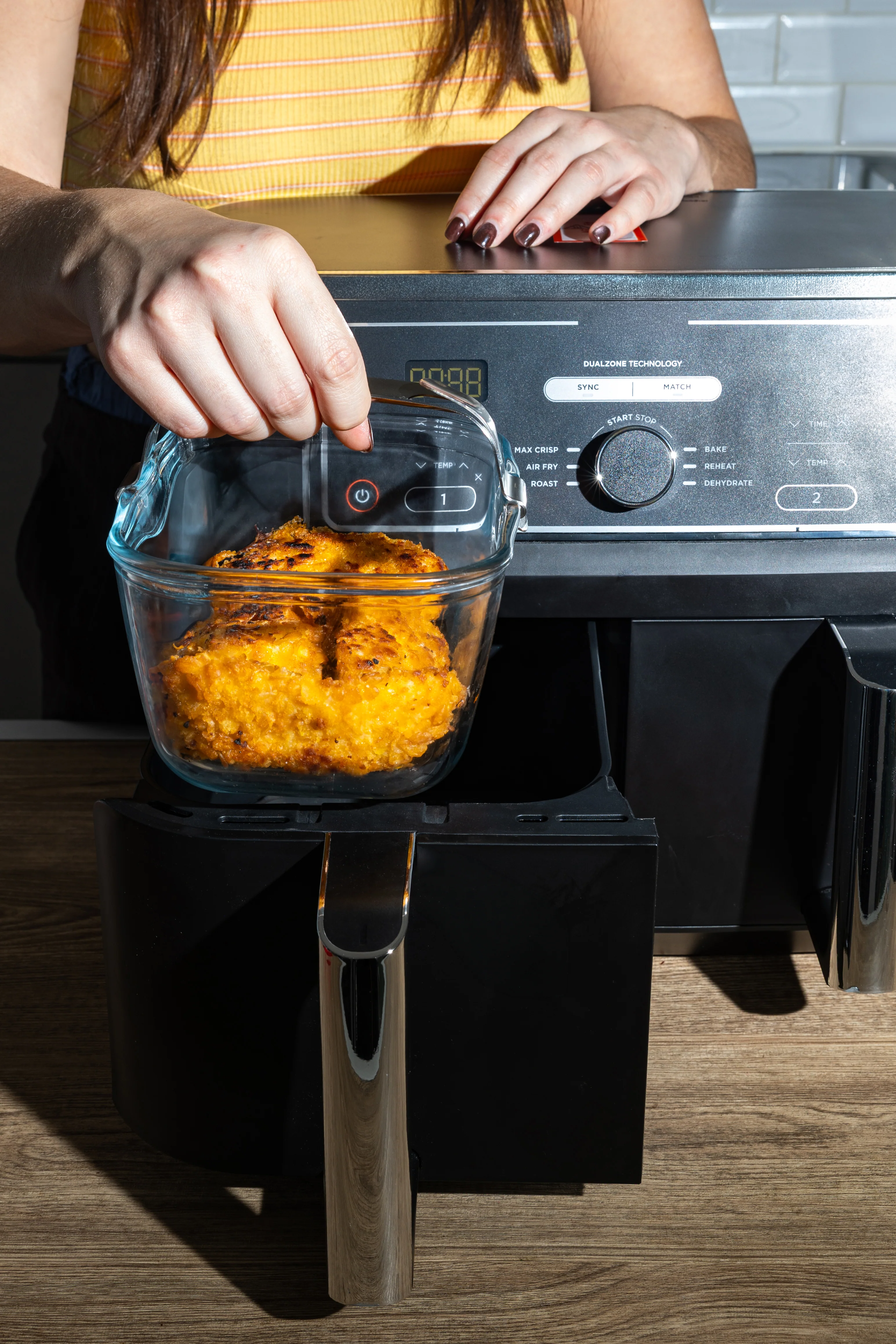 Plat air fryer en verre avec poignée amovible - Image 4